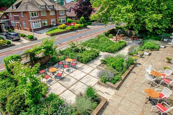 Hotelterras in Ootmarsum van bovenaf, met plantvakken langs de straat