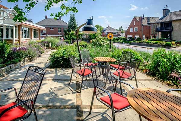 Terras met tafels tussen de beplanting