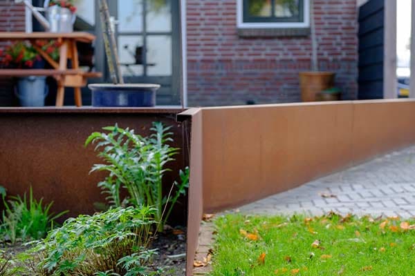 Cortenstalen keerwand langs het terras
