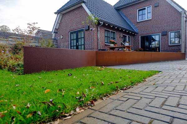 Achtertuin met de cortenstalen wand langs het terras